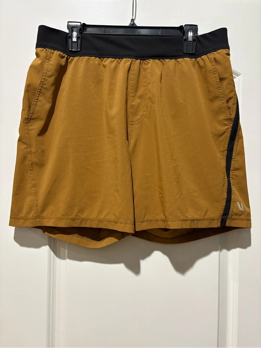 Vuori Men’s Athletic Training Shorts Mustard Gold Black Size XL 6” Inseam